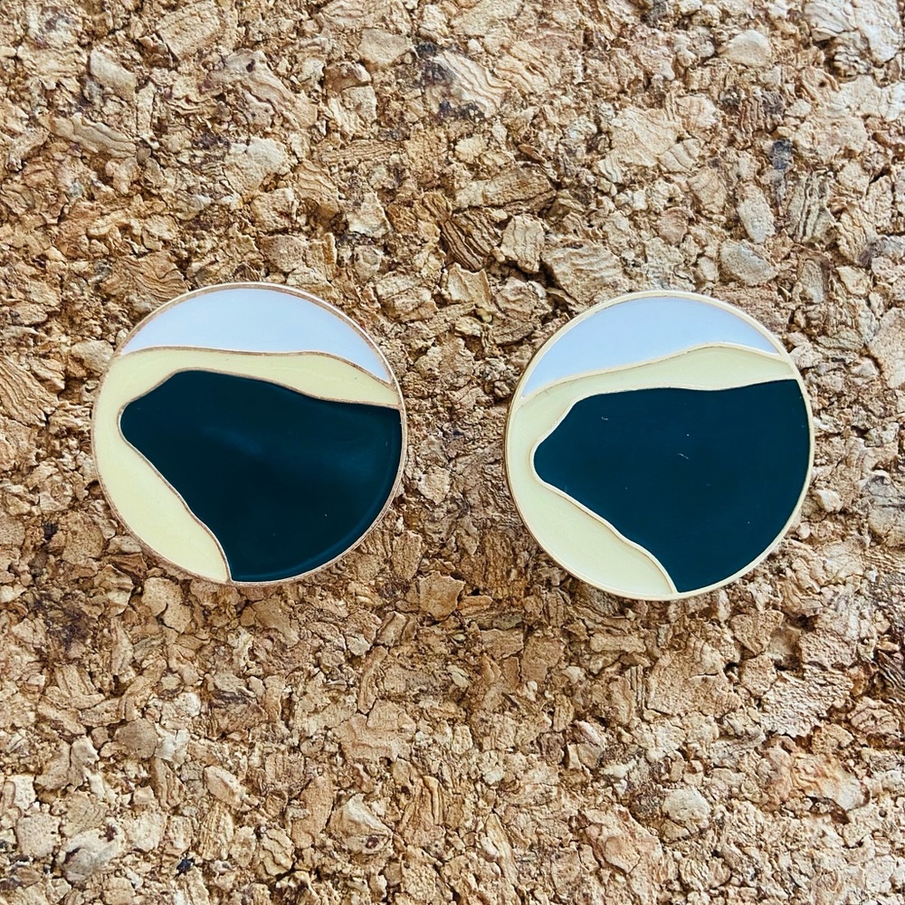 Beach round stud earrings yellow and green
